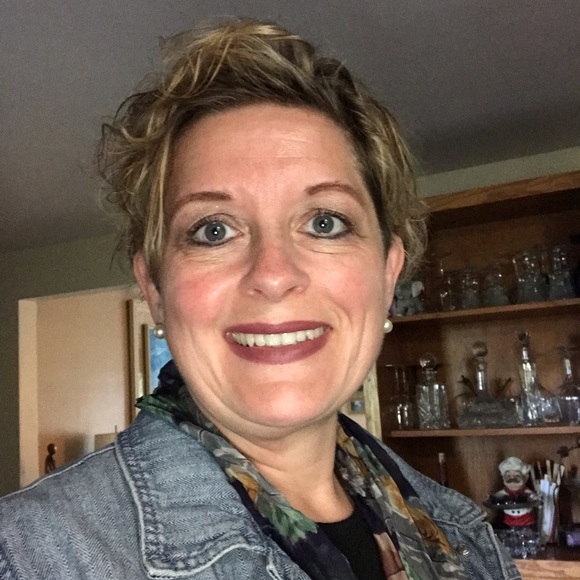 Meet your Posher, Laura - Picture 1 of 1